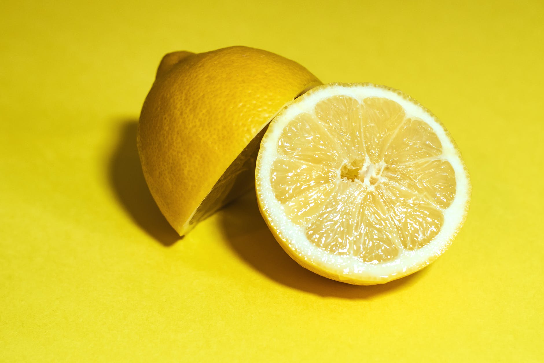 close up photography of sliced lemon